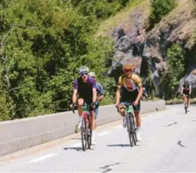  ?? FOTO LAURENCE ROELS ?? Olivier, met een oranje helm, werd derde in een hete en snelle editie van La Marmotte.