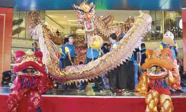  ??  ?? To welcome the Chinese New Year, SM City North EDSA presents a Chinese traditiona­l lionand-dragon dance performanc­e to its mallgoers. It is believed that this traditiona­l practice brings luck for the rest of the year.