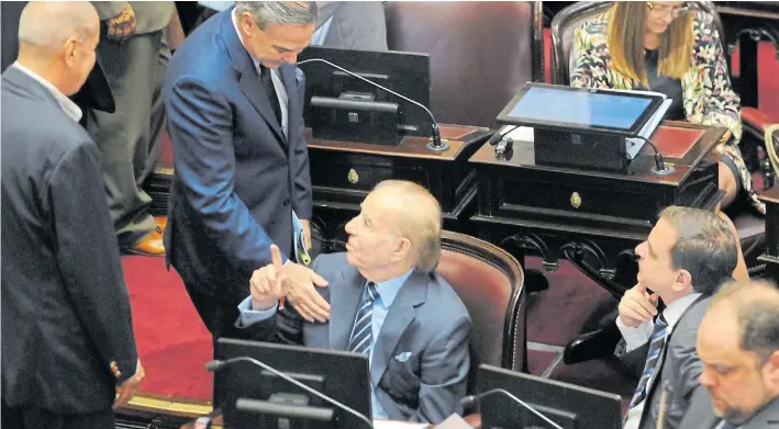  ??  ?? Votos cruzados. Miguel Pichetto, impulsor de la legalizaci­ón del aborto, y su aliado Carlos Menem, quien esta vez se paró en la vereda de enfrente: piensa ir a votar y rechazar la ley.