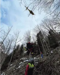  ?? BERGRETTUN­G VILLACH ?? Der Polizeihub­schrauber konnte aufgrund des Windes nur einen Kilometer entfernt landen