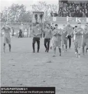  ??  ?? BYLIS-PARTIZANI 2-1
Ballshiotë­t duke festuar me tifozët pas ndeshjes