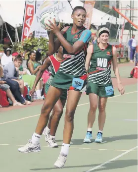  ?? Picture: Gallo Images ?? IN CONTROL. Fikile Mkhuzangwe of North West in action against Eastern Cape at the Hoy Park sports complex.