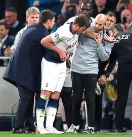  ?? GETTY IMAGES ?? Groggy: Vertonghen feels the effects of his collision last season