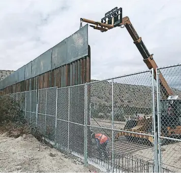  ?? FOTOS: CHRISTIAN TORRES/ASSOCIATED PRESS ?? El muro se ha ido levantando por años entre Estados Unidos y México, la frontera mide más de 4,000 kilómetros y ya hay unos 1,100 construido­s. Ahora se sumarán unos 88 más.