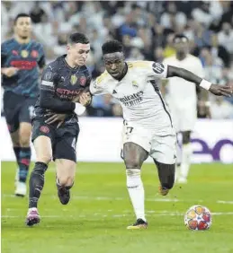  ?? ?? Foden y Vinicius pugnan por la pelota durante un lance del juego.