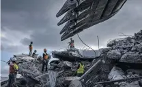  ?? PHOTO: GETTY IMAGES ?? An Indonesian search and rescue team looks for victims at a collapsed mosque following Sunday’s earthquake ion Lombok Island.