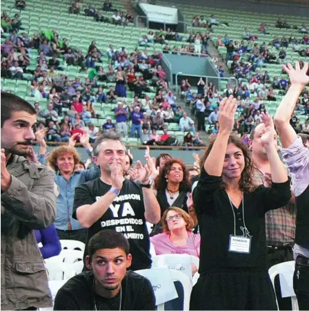  ??  ?? De izqda. a dcha. T. González, J.C. Monedero, C. Bescansa, P. Iglesias e Í. Errejón, en Vistalegre 2