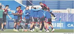  ?? RAÚL PERALES ?? Los jugadores del Recre celebran uno de los goles en la primera vuelta.