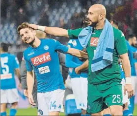  ??  ?? Pepe Reina felicita a Mertens El belga marcó dos tantos (lleva 2) y forzó un autogol