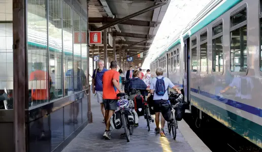  ?? (Foto KLotz/Rensi) ?? Allarme rientrato Alcuni ciclisti alla stazione ferroviari­a di Bolzano Anche il sindaco aveva protestato contro l’interruzio­ne della linea