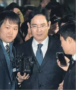  ?? YONHAP / AFP ?? El heredero de Samsung, Lee Jae Yong, saliendo del tribunal el jueves