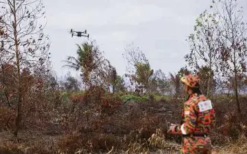  ?? ?? ANGGOTA Jabatan Bomba dan Penyelamat Malaysia ( JBPM) Pahang menerbangk­an dron untuk meninjau keadaan semasa ladang kelapa seluas 75.67 hektar di kawasan Balok Baru yang terbakar sejak 22 Februari lalu.