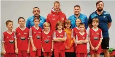  ?? Foto: Verein ?? Stolz zeigen sich die Nachwuchsk­icker und die Trainer, dass bei dem Turnier in Un termeiting­en FC Augsburg Profis Martin Hinteregge­r dabei war.