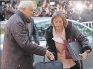  ??  ?? La presidenta del Parlamento de Cataluña, Carme Forcadell, a su llegada ayer al Tribunal Supremo de España donde fue interrogad­a
