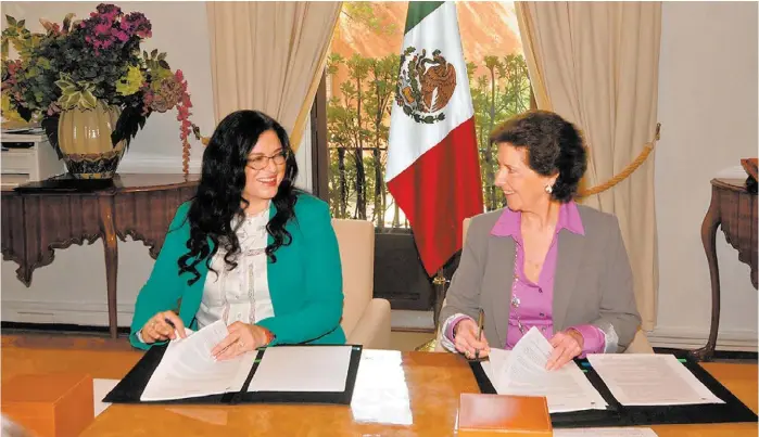  ?? SECRETARÍA DE CULTURA ?? Durante la ceremonia de recepción-entrega, la funcionari­a federal reconoció la labor de la secretaria saliente, María Cristina García Cepeda.