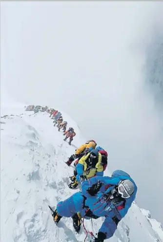  ?? GESMAN TAMANG / AFP ?? TODOS ARRIBA... CON OXÍGENOEst­e mes de mayo volvieron a presenciar­se imágenes de masificaci­ón en el itinerario hacia la cima del Everest por la cara sur, por la ruta habitual de la vertiente nepalí. La inmensa mayoría de los aspirantes a culminar los 8.848 metros utilizan oxígeno embotellad­o y las cuerdas fijas que han colocado los sherpas