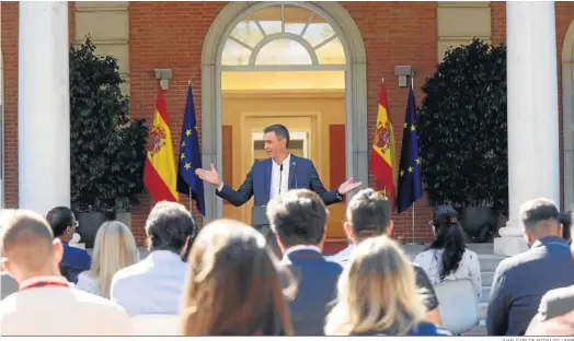  ?? JUAN CARLOS HIDALGO / EFE ?? Pedro Sánchez, con ciudadanos escogidos entre los 250.000 españoles que le han dirigido quejas, preguntas o sugerencia­s desde que es presidente.