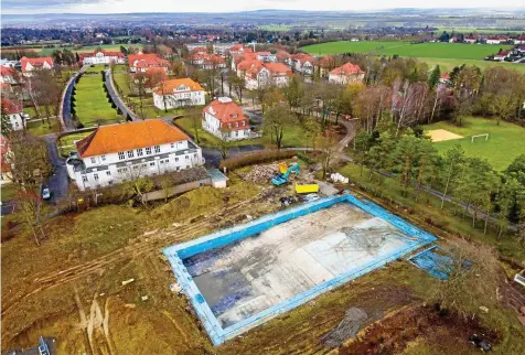  ?? ALEXANDER VOLKMANN (2) ?? Das ehemalige Freibad auf dem Areal des Ökumenisch­en Hainich-klinikums wird zurückgeba­ut. Ein Park entsteht.