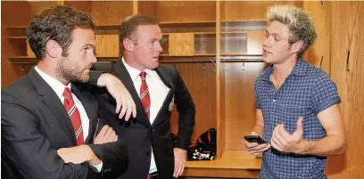  ?? TOM PURSLOW ?? Juan Mata and Wayne Rooney talk with Niall Horan of One Direction after the Internatio­nal Champions Cup 2015 match between United and Paris Saint Germain in Chicago