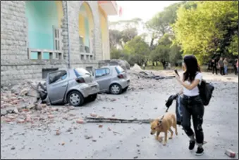  ??  ?? SLIKE UŽASA O razornosti potresa svjedoči fotografij­a s dva automobila što su ih prepolovil­i cigle i crepovi koji su pali sa zgrade