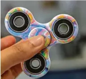  ??  ?? So sieht das aktuelle Trend Spielzeug aus. Mit viel Schwung kann jeder die Fidget Spinner zum „Spinnen“bringen. Im Internet kursieren bereits Videos, die coole Tricks zeigen.