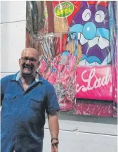  ?? FOTOS: DOROTHEE L. SCHAEFER ?? Emil Herker vor seinem Gemälde (Acryl/Leinwand) „Who says, I can't get stoned?“von 2008. Auch Joana Fischer aus Miami arbeitet mit metaphoris­chen Bildinhalt­en: „Plastic turmoil“von 2015.