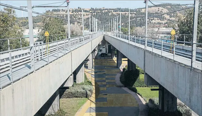  ?? MANÉ ESPINOSA ?? Con altura. La nueva parada de metro será la primera de Barcelona abierta sobre un viaducto, un tipo de construcci­ón que abarata considerab­lemente los costes