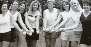  ??  ?? Nicht zu bezwingen: die Tennis-Damen des TC Weisingen beim Sport-Friedel-Cup 2004. Sie holten zum fünften Mal den Titel (von links): Marika Komposch, Marion Seibert, Marlene Hanel, Kerstin Wild, Rosa Schmidt, Gisela Wunderle, Sylvia Spring und Centa Lindner.