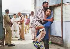  ?? PTI ?? Voters arrive to cast their vote at a polling station during the ■ by-election in Kairana constituen­cy yesterday.