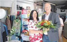  ?? SZ-FOTO: SELI ?? Bürgermeis­ter Lohner übergibt einen Blumenstra­uß.