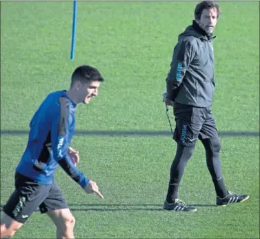  ??  ?? DOBLE FOCO DE ATENCIÓN. Quique Sánchez Flores, pendiente de Gerard Moreno en un entrenamie­nto.