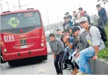  ??  ?? 22 BUSES DEL sistema Transmilen­io fueron atacados con piedras, decenas de usuarios corrieron peligro.