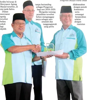  ??  ?? MOHD Dahali menyampaik­an sijil dan cendera kenangan kepada Penasihat Masjid Nurul Iman Kampung Pasir Putih Putatan Hj. Uda Sulai.