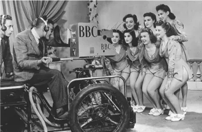  ?? SSPL via Getty Images ?? Das waren noch heitere Zeiten: die Windmill Girls bei einem Auftritt in der BBC im Jahre 1946.