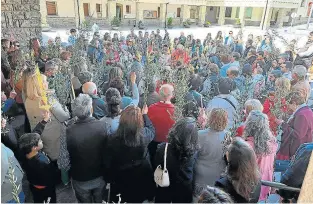  ?? ?? Bendición de ramos de la iglesia Cristo Rey de Sabiñánigo en la plaza España.