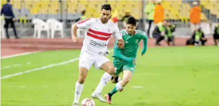  ?? ?? حمزة المثلوثى يتخطى مدافع المصرى خلال مواجهة الفريقين فى الدورى