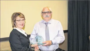  ?? SAM MCNEISH/THE TELEGRAM ?? Willis Whyatt of St. Carol’s is presented with a 2017 Seniors of Distinctio­n award Tuesday by Suzanne Brake.