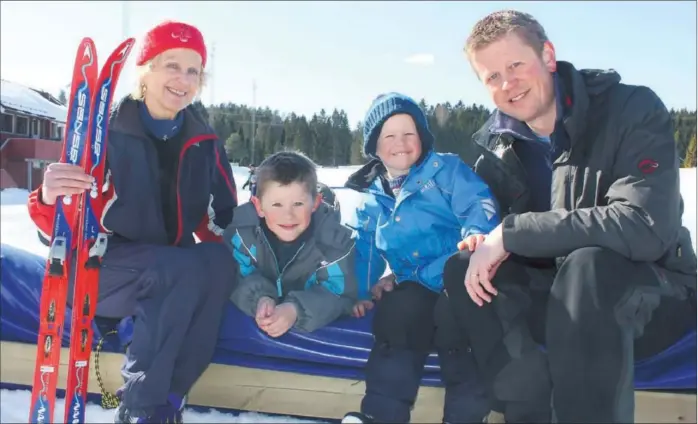  ?? FOTO: JAN ODINSEN ?? SKIGLADE: Farmor Unni, Jens (5), Olav (2) og pappa Erlend Skolem i Fritidspar­ken etter litt skitur og niste med kakao.