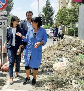  ??  ?? Visita La sindaca Virginia Raggi in via dell’Archeologi­a