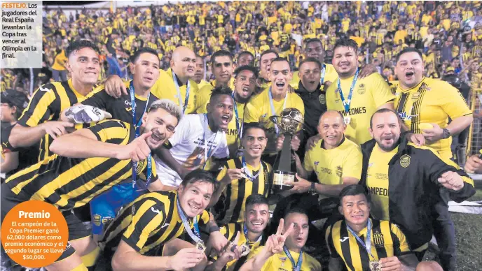  ??  ?? festejo. Los jugadores del Real España levantan la Copa tras vencer al Olimpia en la final.