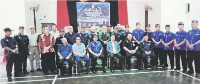  ?? ?? KENANGAN: Ahli PBPM Cawangan Ranau bersama rombongan dari Kota Kinabalu merakam gambar bersama Jonathan (duduk, empat kiri) dan Awang (duduk, tiga kiri).