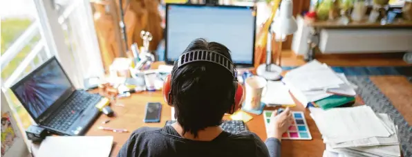  ?? Foto: Victoria Bonn‰Meuser, dpa ?? Psychische Probleme verursache­n viele Fehltage in Deutschlan­d. Womöglich trägt inzwischen auch das coronabedi­ngte Alleinsein im Homeoffice dazu bei.