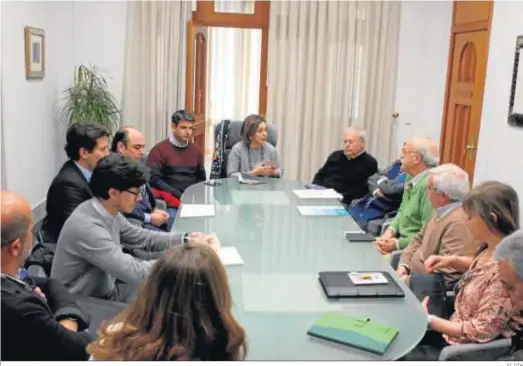  ??  ?? Reunión de la alcaldesa, García y Aumente con representa­ntes de los colegios profesiona­les.