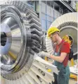  ?? FOTO: DPA ?? Ein Mitarbeite­r von Siemens arbeitet an einer Turbine.