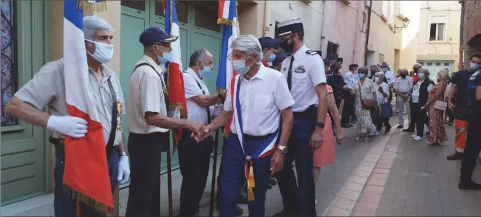  ??  ?? Salut aux portes drapeaux devant le Caveau