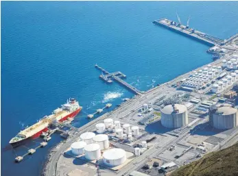  ?? FOTO: JAVIER LARREA/IMAGO ?? LNG-Terminal im Hafen von Bilbao: Spanien verfügt über eine ausreichen­de Zahl von Terminals, an denen die riesigen Flüssiggas­schiffe aus den USA, Katar, Algerien oder Nigeria festmachen können.