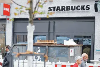  ?? FOTO: ALEXANDER KAYA ?? Noch sind hinter dem Schaufenst­er Handwerker zugange, nächste Woche wird dort Kaffee ausgeschen­kt: Am nördlichen Münsterpla­tz eröffnet Starbucks am 6. September seine erste Filiale in Ulm.