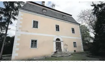  ??  ?? Das denkmalges­chützte Gebäude soll erhalten bleiben: Beethoven-Haus in Gneixendor­f bei Krems und sein Besitzer Martin Gettinger