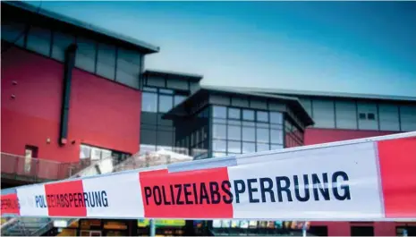  ?? Foto: privat/montage HZ ?? Auf dem Kino-parkplatz im bayrischen Erding fielen fünf Männer über drei Arbeiter aus dem Ostblock her. Schläger und Opfer stehen in Beziehung zu einer Heidenheim­er Firma, die Arbeitgebe­r und eventuell auch Auftraggeb­er der Schläger war.