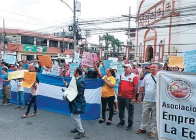  ?? ?? MALESTAR. Los locatarios marcharon desde Plaza las Banderas hasta protestar frente a la comuna.